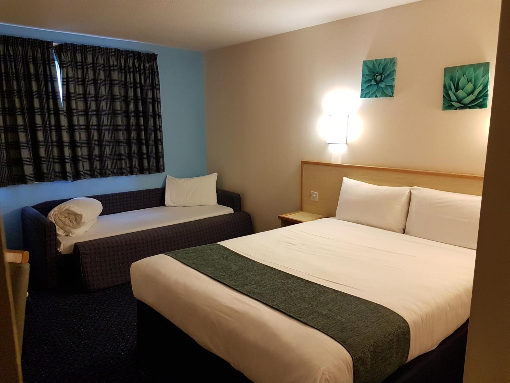 Days Inn Sutton Scotney North Room photo