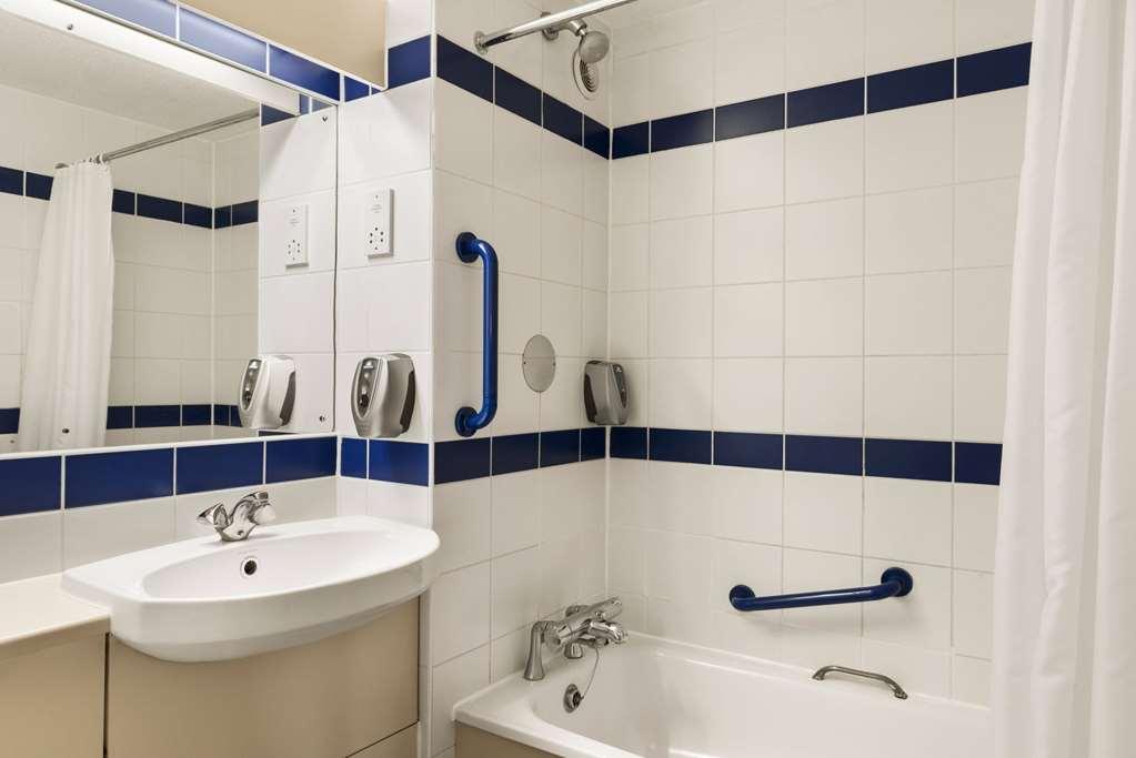 Days Inn Sutton Scotney North Room photo